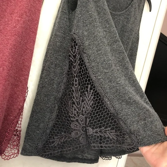 Bundle of 2 Laced Tank Tops - Picture 3 of 6